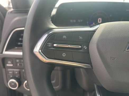 Used 2025 Chevrolet Suburban Z71 image 19