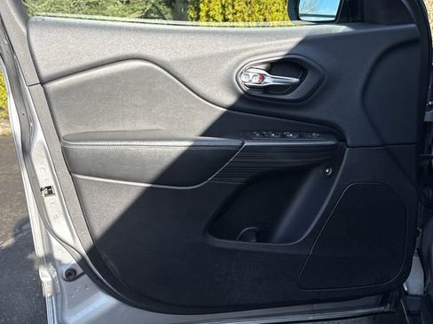 Used 2015 Jeep Cherokee Limited image 18