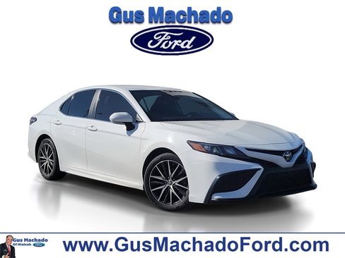Used 2023 Toyota Camry SE image 1