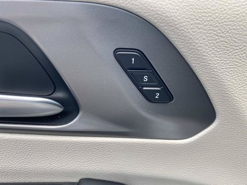 Used 2023 Chrysler Pacifica Touring-L FWD image 20