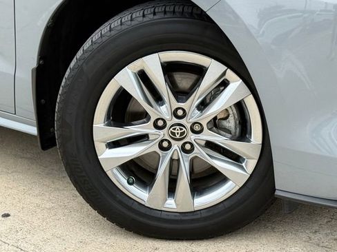 Used 2022 Toyota Sienna XLE Woodland Edition AWD/4WD image 2