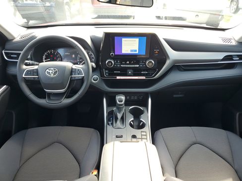 Used 2025 Toyota Highlander LE image 16