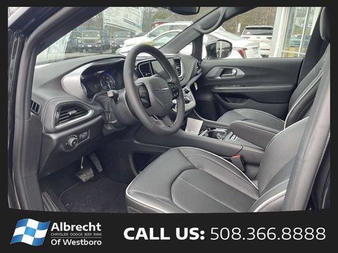 New 2026 Chrysler Pacifica Limited w/ S Appearance Package AWD/4WD image 9