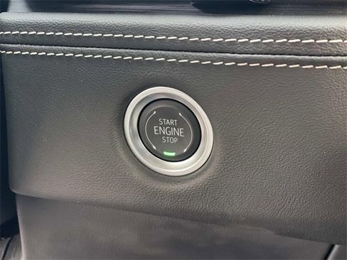 Used 2025 Cadillac Escalade ESV Premium Luxury image 16