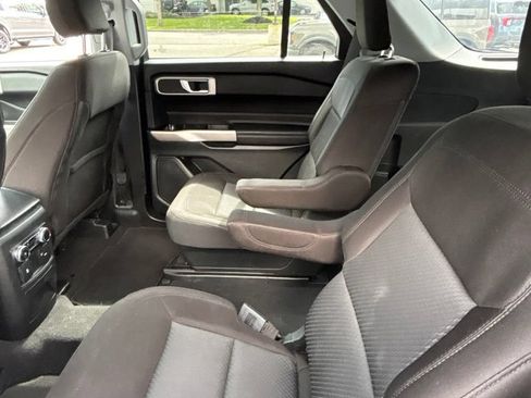 Used 2023 Ford Explorer XLT AWD/4WD image 9