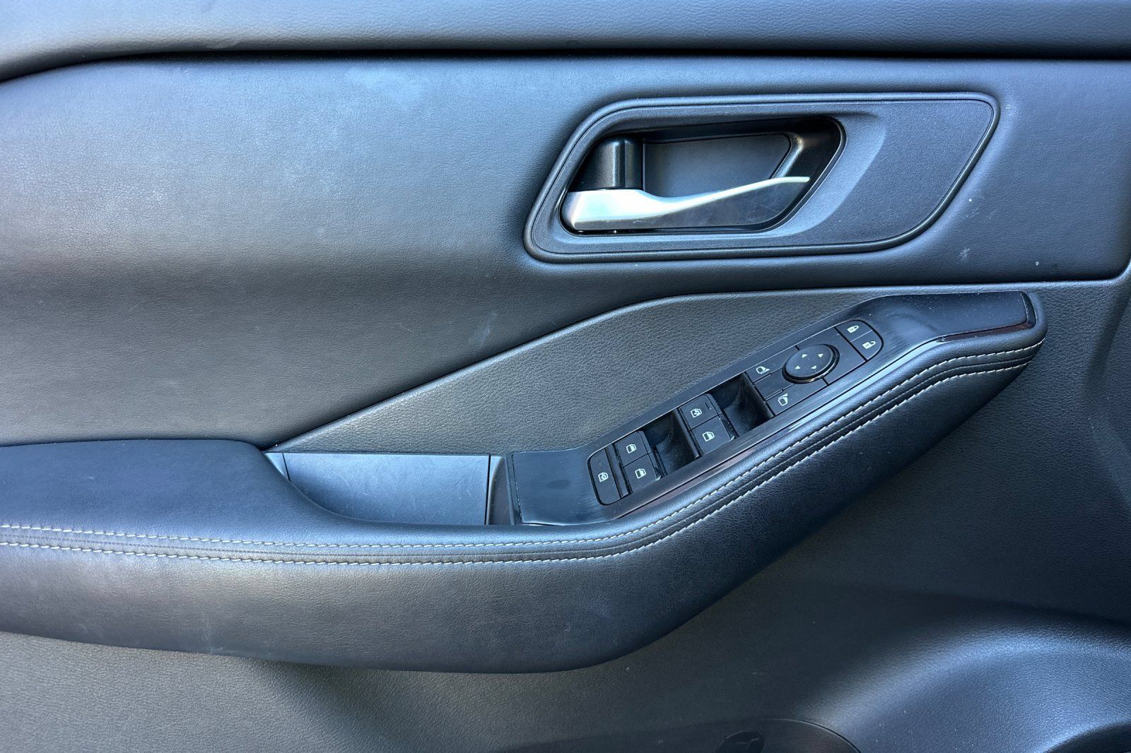 Used 2025 Nissan Rogue SV FWD image 12