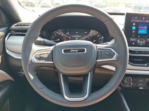 Used 2025 Jeep Compass Limited AWD/4WD image 17
