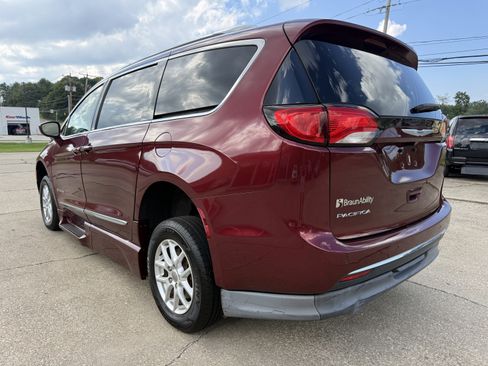 Used 2020 Chrysler Pacifica Touring-L FWD image 4