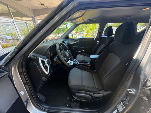 Used 2025 Kia Soul LX w/ LX Technology Package FWD image 24