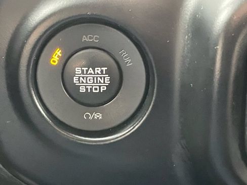 Used 2022 Jeep Wrangler Unlimited Sahara AWD/4WD image 31