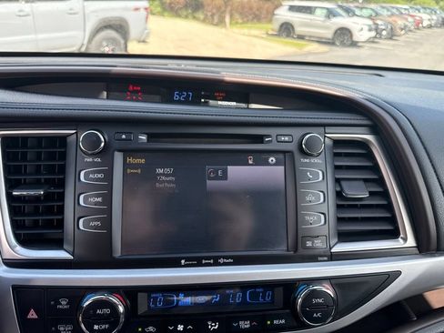 Used 2019 Toyota Highlander XLE AWD/4WD image 20