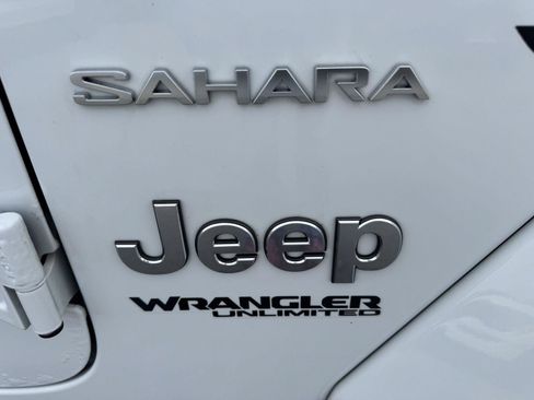 Used 2018 Jeep Wrangler Unlimited Sahara w/ Dual Top Group AWD/4WD image 30