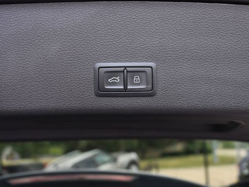 Used 2019 Audi e-tron Prestige w/ Prestige Package image 43