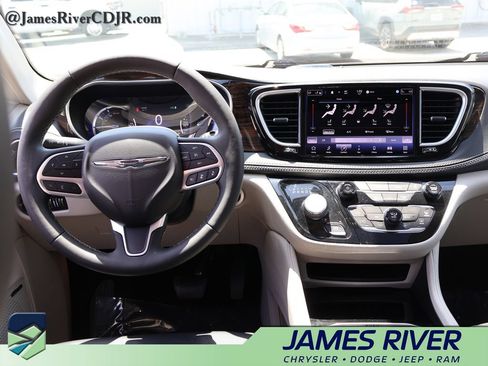 Used 2022 Chrysler Pacifica Limited FWD image 17