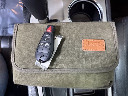 Used 2013 Jeep Grand Cherokee Laredo image 24