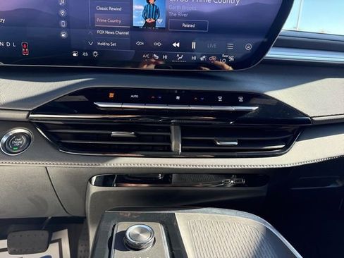 Used 2025 Buick Enclave Preferred image 27