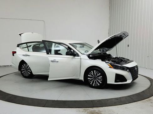 Used 2025 Nissan Altima 2.5 SV FWD image 9