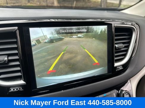 Used 2023 Chrysler Pacifica Touring-L image 26