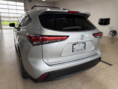 Used 2022 Toyota Highlander XLE AWD/4WD image 5