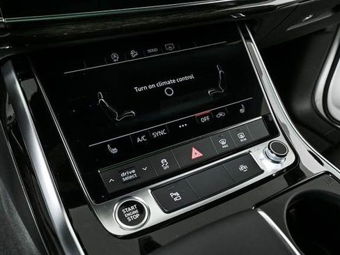Used 2025 Audi Q8 Premium image 18