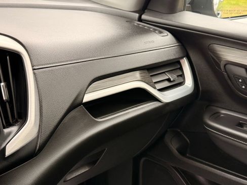 Used 2024 GMC Terrain SLT FWD image 18