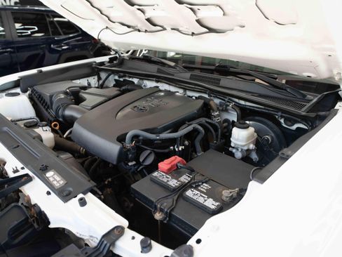 Used 2019 Toyota Tacoma SR5 AWD/4WD image 32