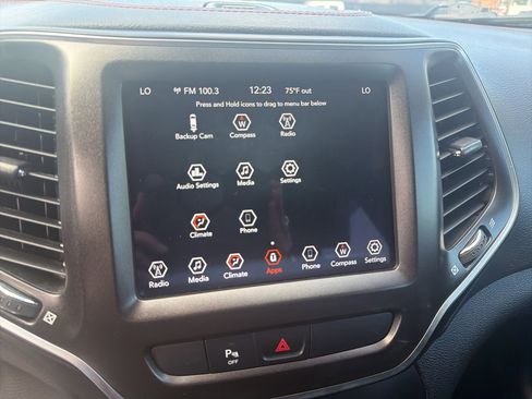 Used 2020 Jeep Cherokee Trailhawk AWD/4WD image 24