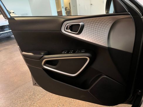 Used 2025 Kia Soul LX w/ LX Technology Package FWD image 18