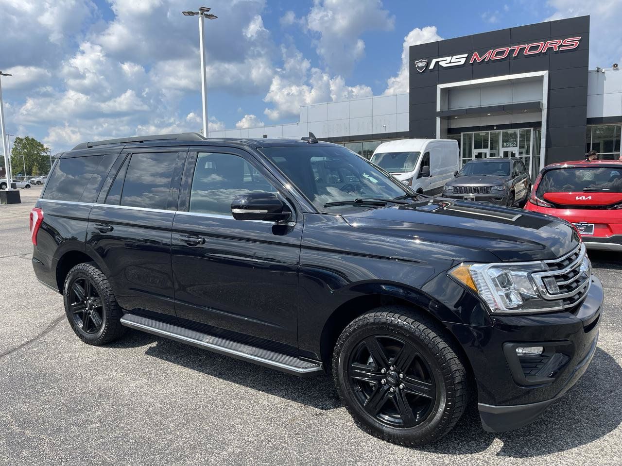 Used 2021 Ford Expedition XLT AWD/4WD image 1