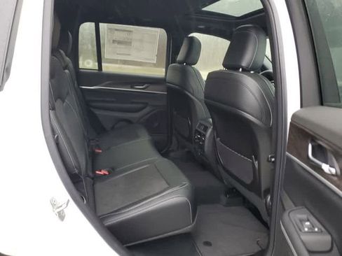 New 2026 Jeep Grand Cherokee Altitude AWD/4WD image 23