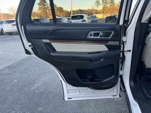 Used 2017 Ford Explorer Platinum image 15