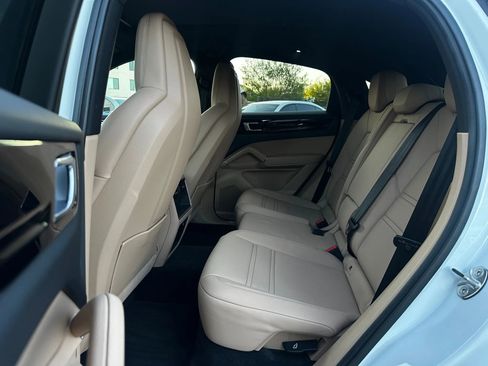 Used 2022 Porsche Cayenne Coupe image 18