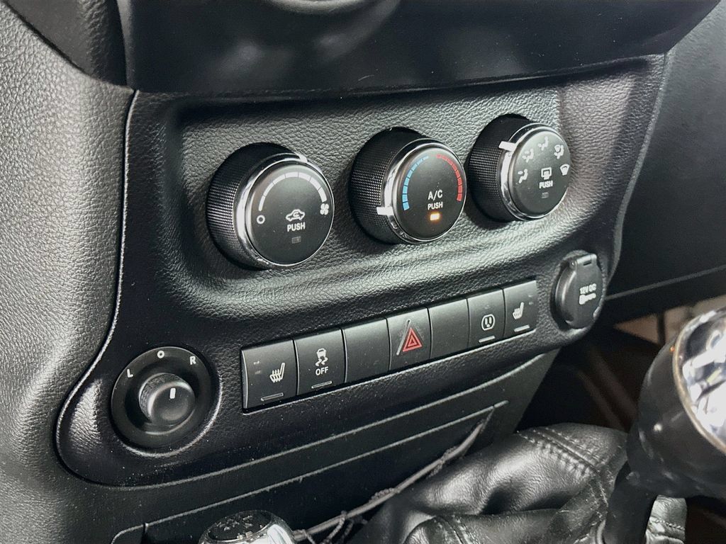 Used 2017 Jeep Wrangler Unlimited Rubicon w/ Connectivity Group AWD/4WD image 15
