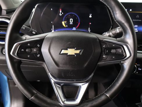 Used 2025 Chevrolet Trax LT w/ Driver Confidence Package FWD image 3