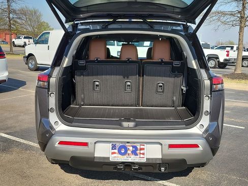 Used 2025 Nissan Pathfinder Platinum w/ Cargo Package image 8