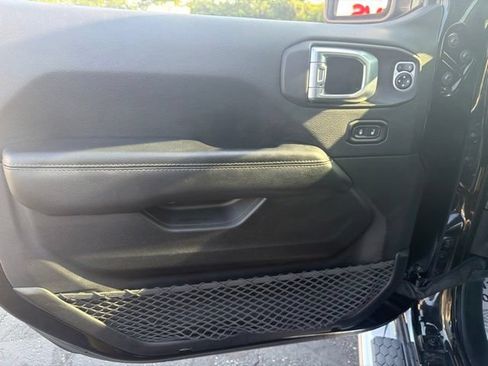 Used 2018 Jeep Wrangler Unlimited Sahara AWD/4WD image 10