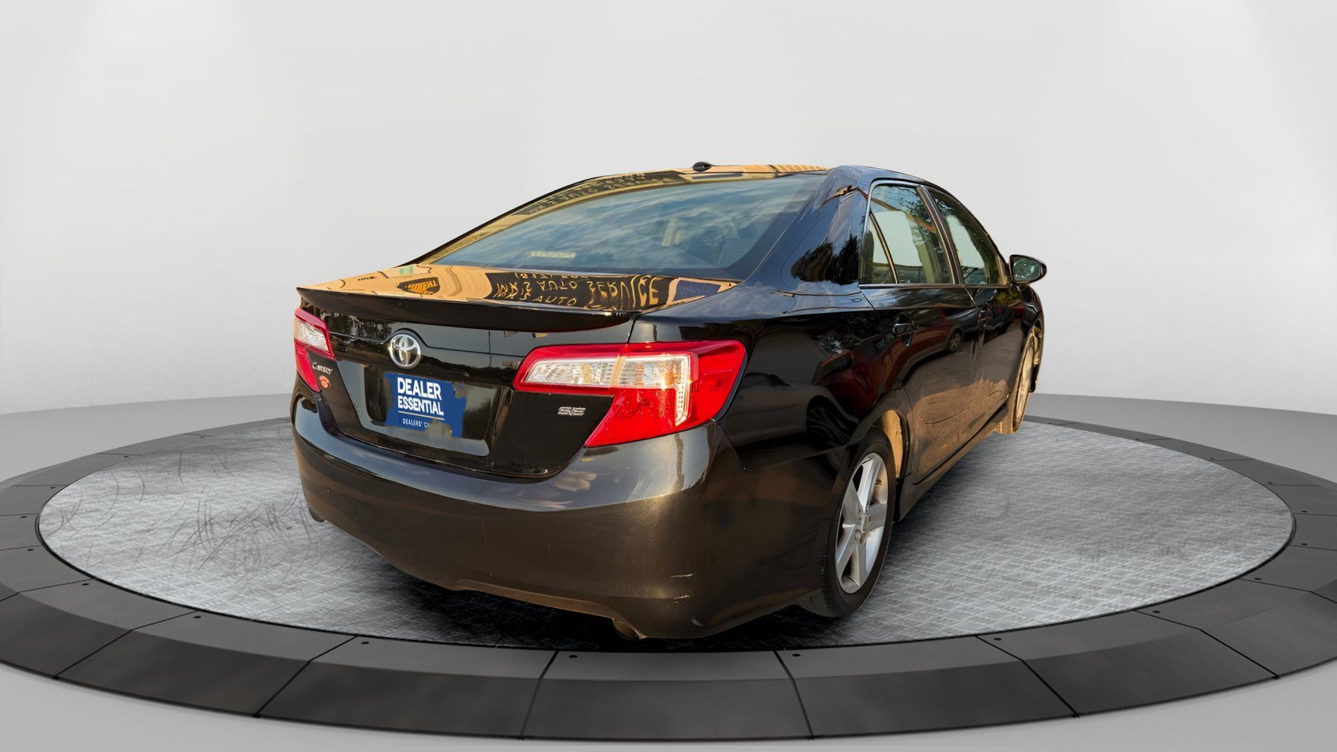 Used 2012 Toyota Camry SE w/ Leather Pkg FWD image 3