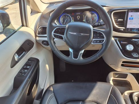 Used 2024 Chrysler Pacifica Touring-L FWD image 13