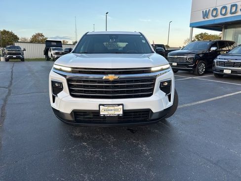 Used 2025 Chevrolet Traverse LT image 8
