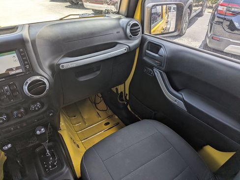 Used 2015 Jeep Wrangler Unlimited Rubicon w/ Connectivity Group AWD/4WD image 12