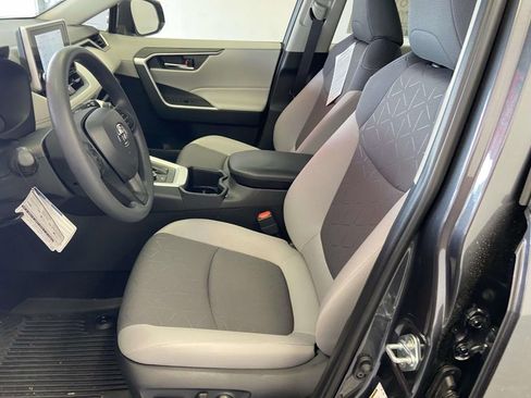 Used 2025 Toyota RAV4 XLE image 17