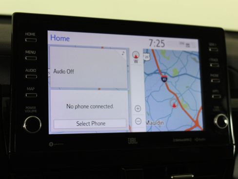 Used 2021 Toyota Camry XLE w/ Navigation Upgrade Package image 27