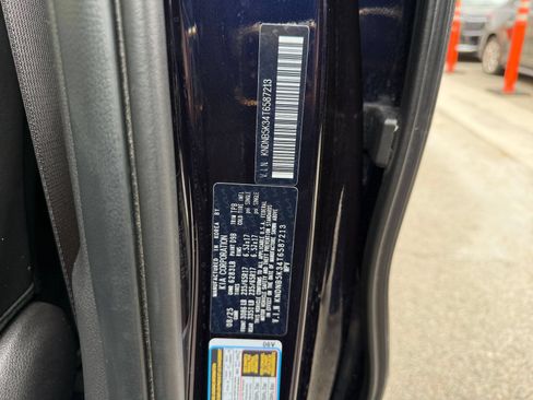 Used 2026 Kia Carnival FWD image 28