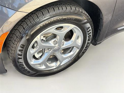 Used 2021 Chrysler Pacifica Limited image 37