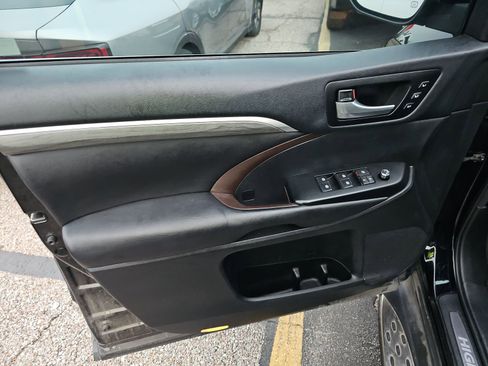 Used 2017 Toyota Highlander Limited image 9