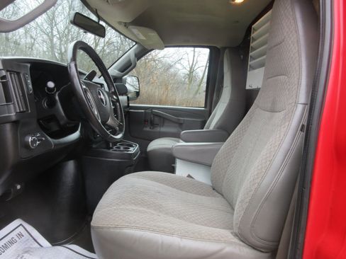 Used 2019 GMC Savana 3500 w/ Driver Convenience Package image 28