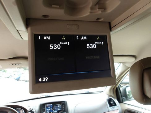 Used 2015 Chrysler Town & Country Touring FWD image 6