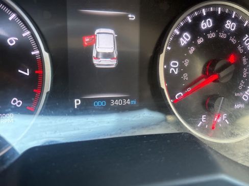 Used 2021 Toyota RAV4 LE AWD/4WD image 3
