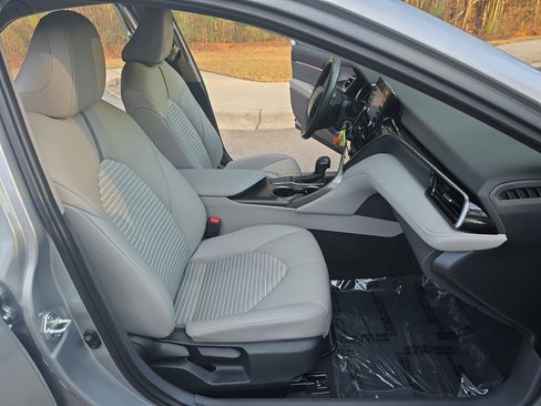 Used 2024 Toyota Camry SE image 10