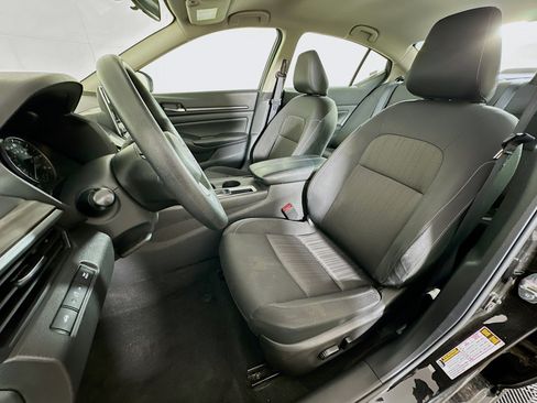 Used 2025 Nissan Altima 2.5 SV FWD image 13